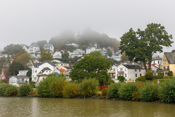 Fototapeta na wymiar Hamburg, Deutschland, Blankenese, Treppenviertel im Nebel 
