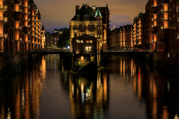 Obraz premium Hamburg, Deutschland, Speicherstadt, Wasserschloss, von Poggenmuehlenbruecke aus gesehen < english> Hamburg, Germany, Speicherstadt, Wasserschloss