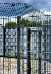 Obraz premium Drahtzaun um ein abgesperrtes Areal