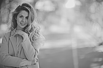 Obraz premium smile girl outdoor / summer fun picture adult model girl, happiness, the concept of a good mood, smiling face girl