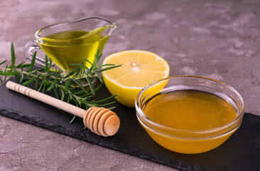 
Rosemary, honey, lemon and olive oil. Spices and dressings for the sauce.