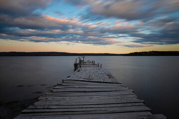 Holzsteg bei Sonnenuntergang