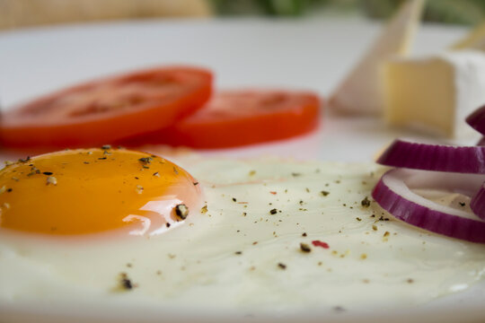 Egg for a breackfast with tomto and onion and camambert