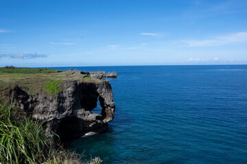 沖縄県、万座毛、海、空、快晴、自然、風景、岩、岸壁