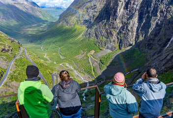 Urlaub in Süd-Norwegen: Der Ausblick vom Vistor Center Trollstigen - Besucher / Menschen /...