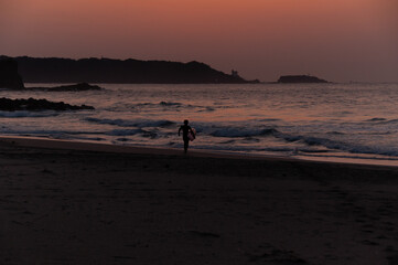 Naklejka premium 伊豆、下田の早朝女性サーファー 静岡 日本 アジア