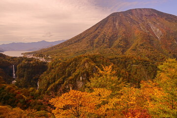 秋の日光男体山、中善寺湖、華厳の滝