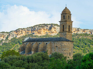 Fototapeta na wymiar Schöne Ansicht der Kirche des Heiligen Martin des 16. Jahrhunderts in Patrimonio, einer kleinen Stadt von Haute Corse mit Berge im Hintergrund, Korsika Frankreich