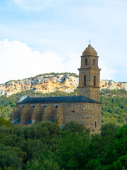 Fototapeta premium Schöne Ansicht der Kirche des Heiligen Martin des 16. Jahrhunderts in Patrimonio, einer kleinen Stadt von Haute Corse mit Berge im Hintergrund, Korsika Frankreich