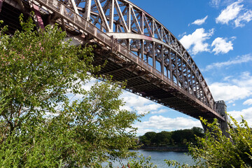 Obraz premium Hell Gate Bridge seen from Randalls and Wards Islands during the Summer in New York City