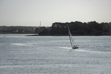 Voilier dans la rade de Lorient