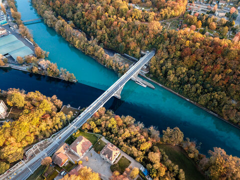 La Jonction de l'Arve et du Rh&ocirc;ne vue du ciel, Gen&egrave;ve, Suisse. Vue a&eacute;rienne prise par un drone en octobre.