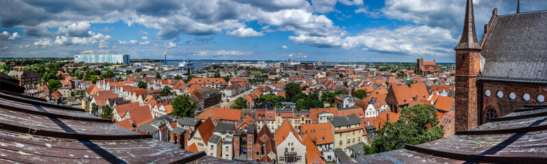 Fototapeta na wymiar Wismar Panorama von der St.-Georgen-Kirche MV Werften
