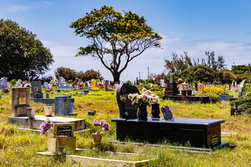 Ein bunter und sonnendurchfluteter multi-religiöser Friedhof auf der Tropeninsel Mauritius im...