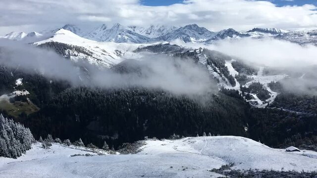 Balcon sur le mont-Blanc : timelapse panoramique sur le massif du Mont-Blanc, et la brume du matin, au sommet  du Chard du Beurre, en Savoie