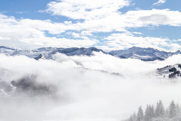 Fototapeta na wymiar Balcon sur le mont-Blanc : panorama sur le massif du Mont-Blanc, la chaîne des Aravis et la Val d'Arly, au sommet du Chard du Beurre, en Savoie
