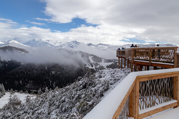 Balcon sur le mont-Blanc : panorama sur le massif du Mont-Blanc, la chaîne des Aravis et la Val d'Arly, au sommet du Chard du Beurre, en Savoie