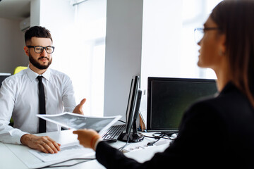 Obraz premium Business partners discussing documents and ideas at a meeting in the office, business concept, office workers