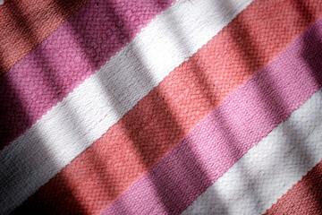 Teppich mit Farbmuster, Licht und Schatten