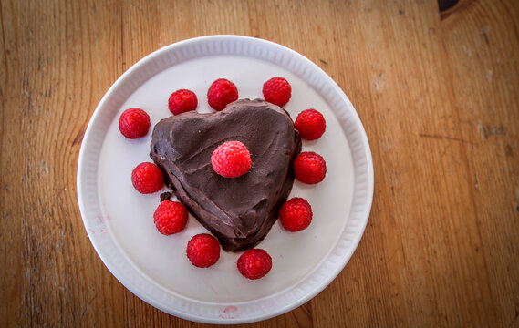 Chocolate cake with strawberries on a plate Premium Photo

