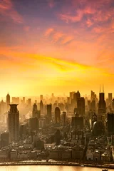 Deurstickers Geel Zonsondergang / zonsopgang van silhouet Shanghai skyline van historische architectuur en moderne wolkenkrabber op de bund van Shanghai stad met Smog ligt in mistige mist, China