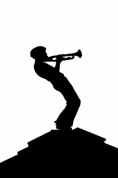 La silhouette di un suonatore di tromba
