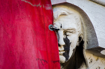 Un volto e una tenda rossa al mercato del pesce di Rialto, Venezia