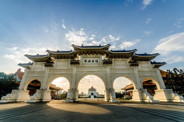 Obraz premium Front gate of Chiang Kai-Shek Memorial Hall at dawn, Taipei, Taiwan. Chinese latters means 