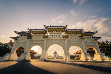 Obraz premium Front gate of Chiang Kai-Shek Memorial Hall at dawn, Taipei, Taiwan. Chinese latters means 