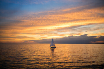 Fototapeta Żaglówka podczas zachodu słońca na morzu obraz