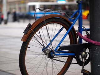 Fototapeta na wymiar old female blue bicycle with rusty details. blurred background