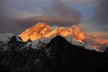 Foto op Plexiglas Lhotse Schilderachtige rode zonsondergang op Mount Everest Sagarmatha en Lhotse gezien vanaf Gokyo Ri met wolk boven Everest, Gokyo, Sagarmatha Khumbu Region, Nepal Himalaya