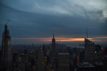 Fototapeta na wymiar Foto del skyline de Nueva York con el atardecer