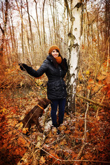 Naklejka premium Frau geht mit Hund im Wald spazieren