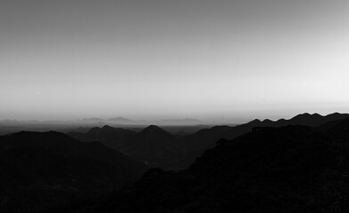 Entardecer na Serra de Cachoeiras de Macacu - Nova Friburgo, com vista para o Cristo Redentor, P&atilde;o de A&ccedil;&uacute;car, Dois Irm&atilde;os e Pedra da G&aacute;vea. Rio de Janeiro
