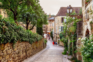 Picturesque street in historical village of Sarlat-la-Caneda in the Département of Dordogne, France.  - obrazy, fototapety, plakaty