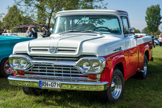 PAAREN IM GLIEN, GERMANY - OCTOBER 03, 2020: Full-size pickup truck Ford F-100, 1960. Die Oldtimer Show 2020.