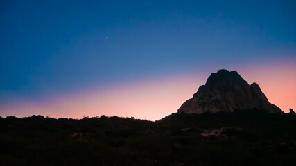 Piedra de Bernal en el atardecer