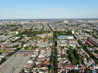 Panorámica aérea de la ciudad de Buenos Aires, al fondo podemos ver un río muy ancho.