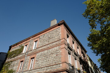 immeuble angle briques et galets