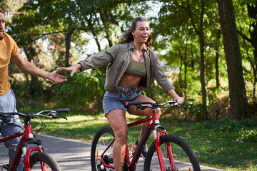 Obraz premium Hipsters cycling together