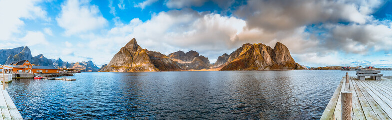 Widok na wyspie Moskenoya, należącej do archipelagu Lofoty w Norwegii 