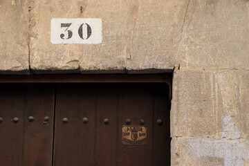 Detalle de la parte superior de la puerta de un edificio antiguo en Viana, Navarra