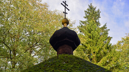 Obraz premium wooden temple built in the 19th century Orthodox chapel in the Krynoczka wilderness Miednoje near the town of Hajnowka in Podlasie, Poland