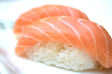 Sushi de salmón rosado y arroz