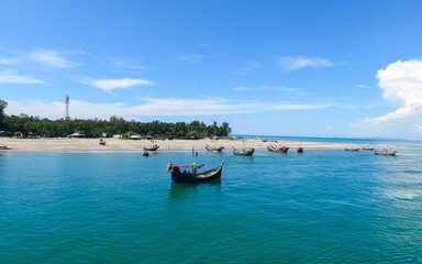 Fototapeta na wymiar boats in the Bay of Bangle. 