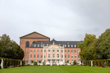 Fototapeta na wymiar Trier Schloss mit Garten