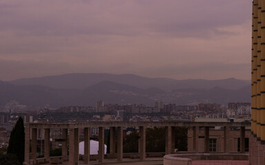 Postal de un atardecer en la ciudad de Barcelona, España. Foto tomada en el predio del estadio...