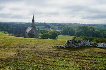 Eglise dans la campagne bretonne