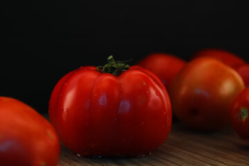 tomate/jitomate frescos sobre tabla de madera